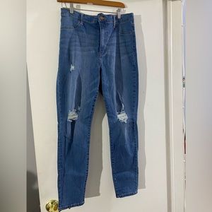 Distressed skinny jeans